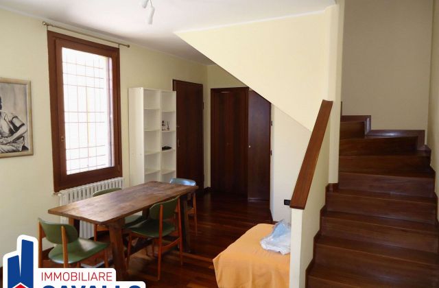 PORZIONE DI CASA CON INGRESSO INDIPENDENTE E CORTE PRIVATA (03/RV0799)