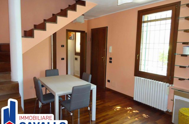 PORZIONE DI CASA CON INGRESSO INDIPENDENTE E CORTE PRIVATA (03/RV0800)